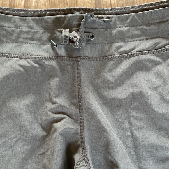 Ladies Kirkland Brand Active Capris Size Large - Picture 7 of 8